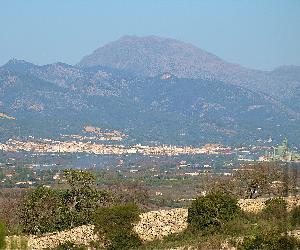 https://upload.wikimedia.org/wikipedia/commons/thumb/e/e9/Vista_de_Lloseta_i_el_Puig_Tomir.JPG/1200px-Vista_de_Lloseta_i_el_Puig_Tomir.JPG