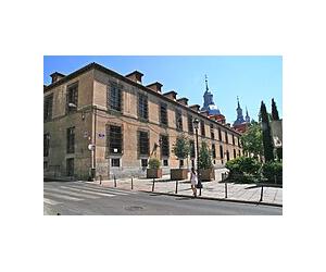 https://upload.wikimedia.org/wikipedia/commons/thumb/e/e0/Plaza_de_las_Comendadoras_(Madrid).JPG/220px-Plaza_de_las_Comendadoras_(Madrid).JPG