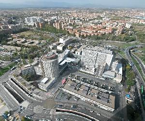 https://upload.wikimedia.org/wikipedia/commons/thumb/e/ed/Hospital_Universitario_La_Paz,_Madrid.jpg/800px-Hospital_Universitario_La_Paz,_Madrid.jpg