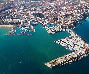 https://upload.wikimedia.org/wikipedia/commons/thumb/f/f4/(Puerto_de_Melilla)_Aterrizando_en_Melilla_(16668390111)_(cropped).jpg/1200px-(Puerto_de_Melilla)_Aterrizando_en_Melilla_(16668390111)_(cropped).jpg