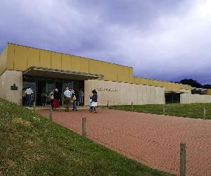 https://upload.wikimedia.org/wikipedia/commons/thumb/f/f5/18_Entrada_principal_del_Museo_de_Altamira.jpg/1200px-18_Entrada_principal_del_Museo_de_Altamira.jpg