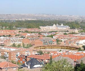 https://upload.wikimedia.org/wikipedia/commons/thumb/f/f6/Aranjuez_Mirador_VistaPanoramicaNorte_(cropped_&_tilted).jpg/1920px-Aranjuez_Mirador_VistaPanoramicaNorte_(cropped_&_tilted).jpg