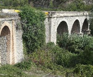 https://upload.wikimedia.org/wikipedia/commons/thumb/f/f7/2014_-_Pont_de_la_Boixera_-_la_Pobla_de_Claramunt_02.JPG/1200px-2014_-_Pont_de_la_Boixera_-_la_Pobla_de_Claramunt_02.JPG