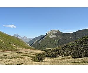 https://upload.wikimedia.org/wikipedia/commons/thumb/f/f8/Alto_de_la_Farrapona_-_002_(50346136823).jpg/273px-Alto_de_la_Farrapona_-_002_(50346136823).jpg