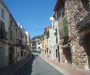 https://upload.wikimedia.org/wikipedia/commons/thumb/f/f0/Carrer_de_Baix_la_Vila_(La_Pobla_Tornesa).JPG/410px-Carrer_de_Baix_la_Vila_(La_Pobla_Tornesa).JPG