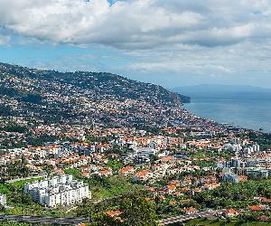 https://upload.wikimedia.org/wikipedia/commons/thumb/f/fb/Madeira_19_2014.jpg/1200px-Madeira_19_2014.jpg