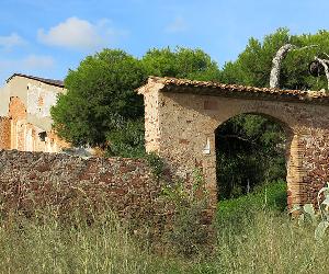 https://upload.wikimedia.org/wikipedia/commons/thumb/f/fd/230_Restes_abandonades_de_la_masia_de_l'Horta_(Gav%C3%A0).JPG/800px-230_Restes_abandonades_de_la_masia_de_l'Horta_(Gav%C3%A0).JPG