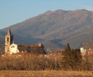 https://upload.wikimedia.org/wikipedia/commons/a/a8/Esglesia_montseny_santa_maria_palautordera.JPG