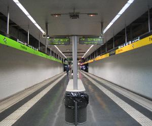 https://upload.wikimedia.org/wikipedia/commons/a/a9/Metro_Barcelona_station_Trinitat_Nova_L4_L11.JPG