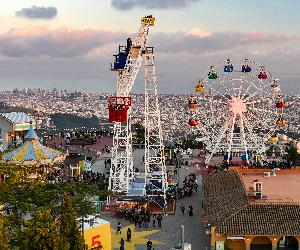 https://upload.wikimedia.org/wikipedia/commons/a/a2/Parc_d'Atraccions_Tibidabo_-_49289536031.jpg