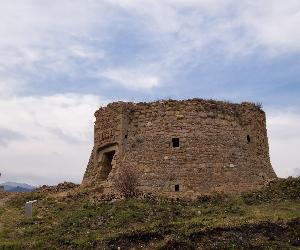 https://upload.wikimedia.org/wikipedia/commons/a/a3/Torre_de_la_Petita.jpg