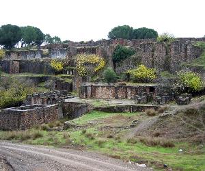 https://upload.wikimedia.org/wikipedia/commons/a/aa/Antiguas_explotaciones_Cerro_Muriano.jpg