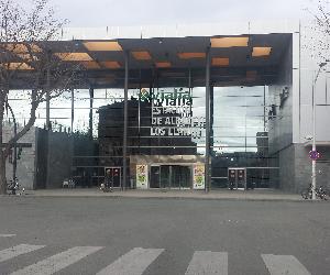 https://upload.wikimedia.org/wikipedia/commons/a/ab/Vialia_Estaci%C3%B3n_de_Albacete-Los_Llanos._Entrada_principal.jpg