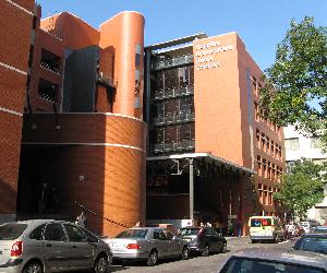 https://upload.wikimedia.org/wikipedia/commons/a/ad/Hospital_Santa_Cristina_(Madrid)_01.jpg