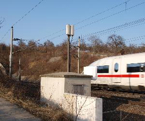 https://upload.wikimedia.org/wikipedia/commons/b/b7/GSMRIndoorMarksteintunnelOst.jpg