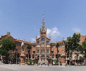 https://upload.wikimedia.org/wikipedia/commons/b/b7/Hospital_Sant_Pau,_main_facade.jpg