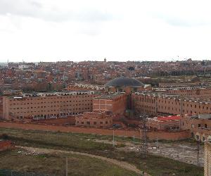 https://upload.wikimedia.org/wikipedia/commons/b/b3/Carcel_de_carabanchel.jpg