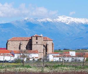 https://upload.wikimedia.org/wikipedia/commons/b/bb/Iglesia_y_caser%C3%ADo_de_Saucedilla_003.jpg