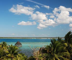 https://upload.wikimedia.org/wikipedia/commons/b/bf/Bacalar,_Quintana_Roo_(23754122953).jpg