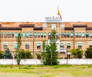 https://upload.wikimedia.org/wikipedia/commons/c/c4/Acuartelamiento_del_Ej%C3%A9rcito_Bar%C3%B3n_de_Warsage,_Calatayud,_Espa%C3%B1a_2012-05-19,_DD_02.JPG