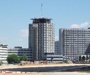 https://upload.wikimedia.org/wikipedia/commons/c/c8/Hospital_Universitario_La_Paz_(Madrid)_01.jpg
