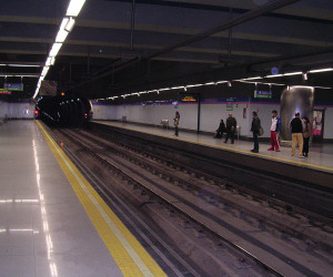 https://upload.wikimedia.org/wikipedia/commons/c/c9/Metro_Madrid_Estacion_Colombia_Linea_9.jpg