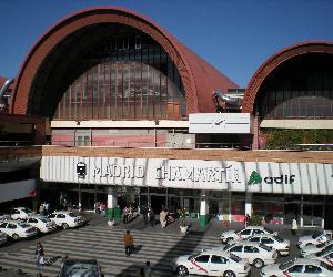 https://upload.wikimedia.org/wikipedia/commons/c/cd/Madrid_chamartin.jpg