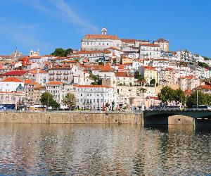 https://upload.wikimedia.org/wikipedia/commons/c/cd/Coimbra_e_o_rio_Mondego_(6167200429)_(cropped).jpg