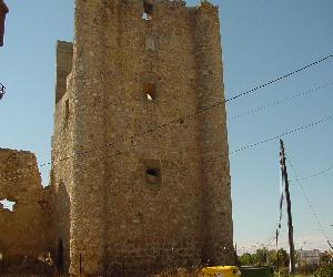 https://upload.wikimedia.org/wikipedia/commons/c/ce/Castillo_torrej%C3%B3n_de_velasco.jpg