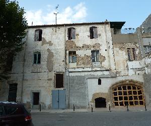 https://upload.wikimedia.org/wikipedia/commons/d/d4/Palau_dels_Requesens,_Molins_de_Rei-1.JPG