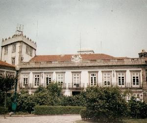 https://upload.wikimedia.org/wikipedia/commons/d/d5/Pal%C3%A1cio_do_Conde_da_Trindade.jpg