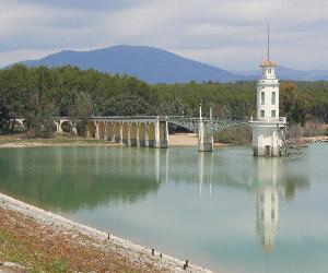 https://upload.wikimedia.org/wikipedia/commons/d/d6/Embalse_del_Cubillas_(Granada).jpg