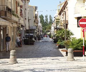 https://upload.wikimedia.org/wikipedia/commons/d/d1/Rua_principal_do_com%C3%A9rcio_tradicional_na_freguesia_de_S%C3%A3o_Jo%C3%A3o_Batista.jpg