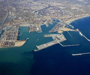 https://upload.wikimedia.org/wikipedia/commons/d/d2/Port_of_Valencia.jpg