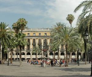 https://upload.wikimedia.org/wikipedia/commons/d/da/Barcelona_-_Pla%C3%A7a_Reial.jpg