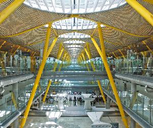https://upload.wikimedia.org/wikipedia/commons/d/df/Barajas_Airport_(Madrid)_(4684560779).jpg