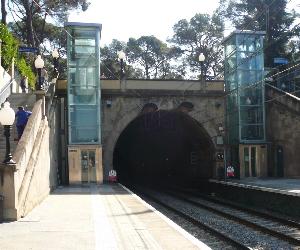 https://upload.wikimedia.org/wikipedia/commons/e/e7/Baixador_de_Vallvidrera.jpg
