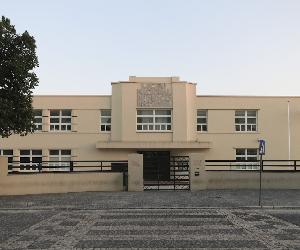 https://upload.wikimedia.org/wikipedia/commons/e/e8/Escola_Secund%C3%A1ria_Diogo_de_Gouveia_Beja_2_img_6883.jpg