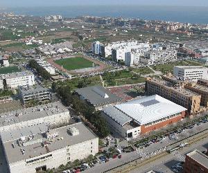 https://upload.wikimedia.org/wikipedia/commons/e/e9/UPV_zona_deportiva_Campus_de_Vera_desde_el_aire.jpg
