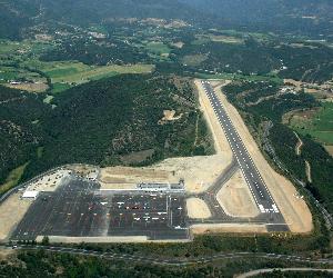 https://upload.wikimedia.org/wikipedia/commons/e/e1/Pirineus_-_la_Seu_d'Urgell_airport.jpg