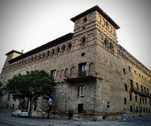https://upload.wikimedia.org/wikipedia/commons/e/e3/PALACIO_LUNA_AUD.jpg