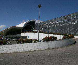 https://upload.wikimedia.org/wikipedia/commons/e/ea/Fachada_Aeroporto_de_Salvador2.jpg