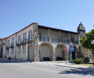 https://upload.wikimedia.org/wikipedia/commons/e/ef/Casa_dos_Arcos_em_Santa_Comba_D%C3%A3o_-_Biblioteca_Municipal_Alves_Mateus.jpg