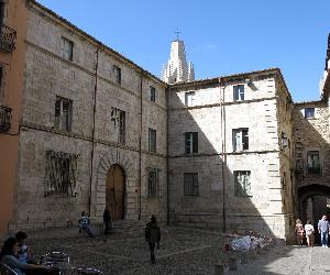 https://upload.wikimedia.org/wikipedia/commons/f/f7/258_Casa_Pastors,_pl._de_la_Catedral,_i_portal_de_Sobreportes_(Girona).JPG