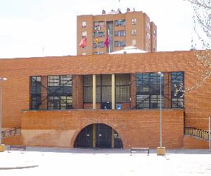 https://upload.wikimedia.org/wikipedia/commons/f/f2/Madrid_-_Puente_de_Vallecas_-_Centro_Cultural_El_Pozo_del_Tio_Raimundo_1.jpg