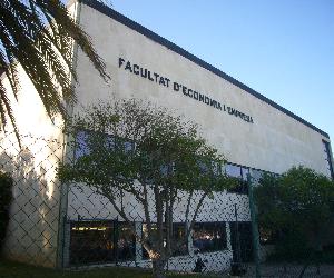 https://upload.wikimedia.org/wikipedia/commons/f/fa/Facultat_d'Economia_i_Empresa_-_UB.JPG