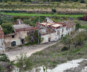 https://upload.wikimedia.org/wikipedia/commons/f/ff/Llombai,_la_Vall_de_Gallinera.JPG