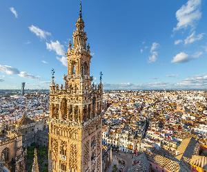 https://urbansevilla.es/wp-content/uploads/2019/06/la-giralda-sevilla-airpano.jpg