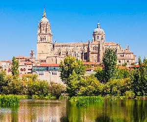 https://www.65ymas.com/uploads/s1/23/22/48/bigstock-salamanca-cathedral-is-a-late-309126283.jpeg