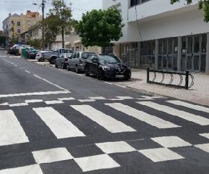 https://www.cm-almada.pt/sites/default/files/styles/main_image/public/2021-05/pavimentos_pedonais_rodoviarios_MC_T_CC_01.png?h=54450328&itok=jhQ4WUUz